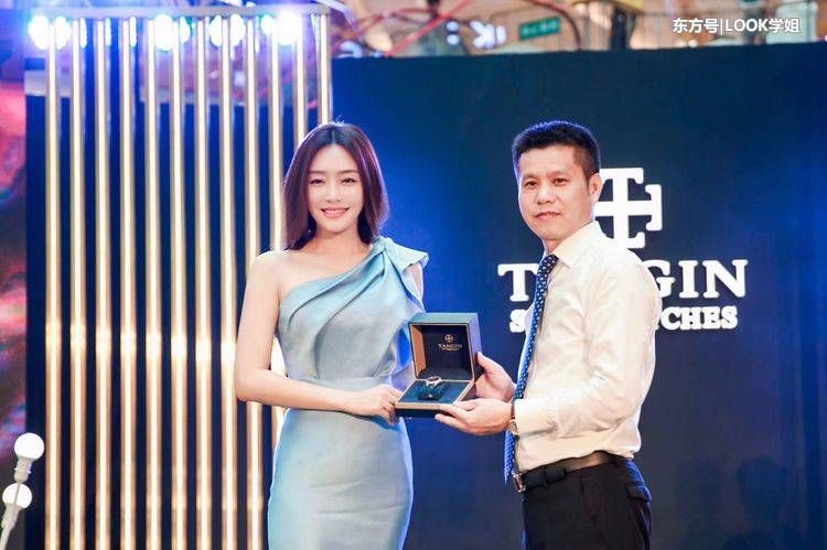 37岁秦岚娇嫩欲滴，露肩裙女人味爆棚，网友:黄晓明咋想的