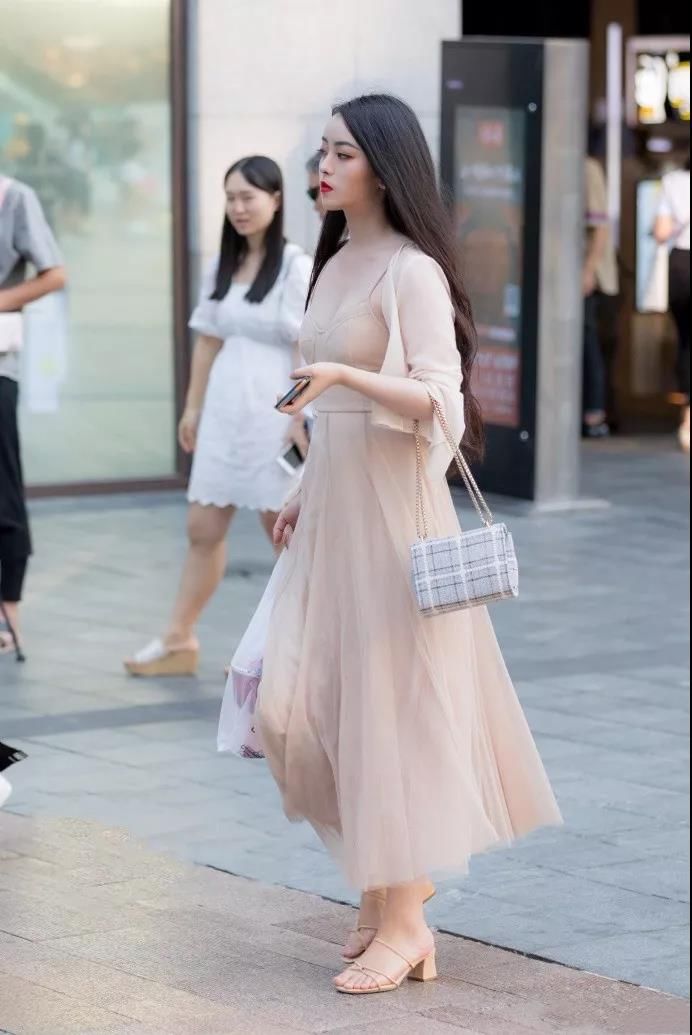 彰显气质，美丽大方的穿搭技巧，让你做个高雅有范的女神