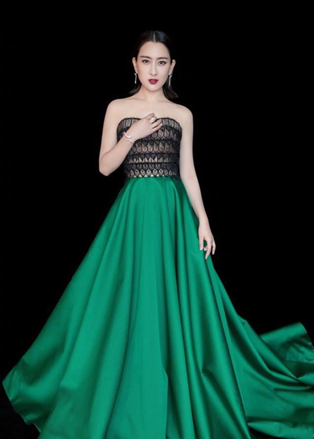 马苏真会玩，黑色“透视装”露出羞人三角区，网友：真豁的出去