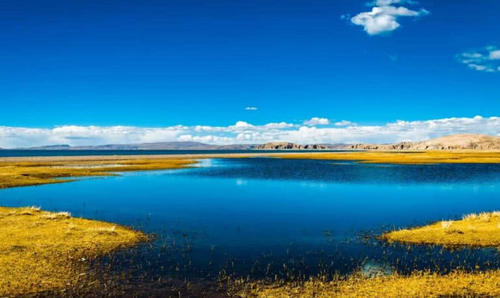 它是西藏最大的湖泊，也是世界上海拔最高的咸水湖，它就是纳木错