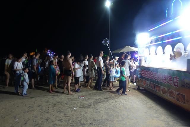 50岁大叔在海边卖羊肉串，4元一串，一天至少卖出3万串，赚翻了!