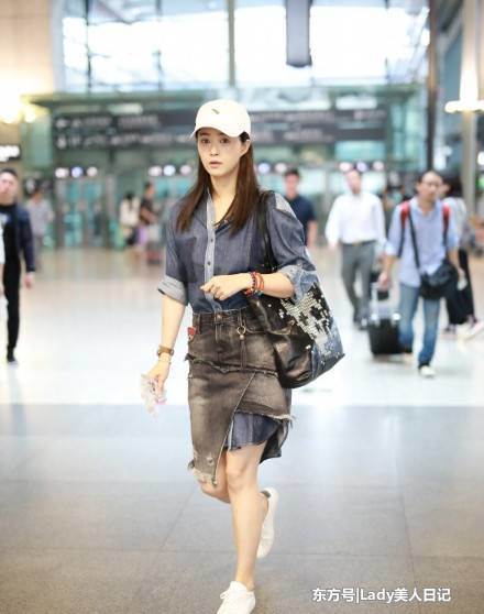 今夏最火的就是牛仔裤牛仔裙了，佟丽娅穿起来好甜美，宋茜最性感