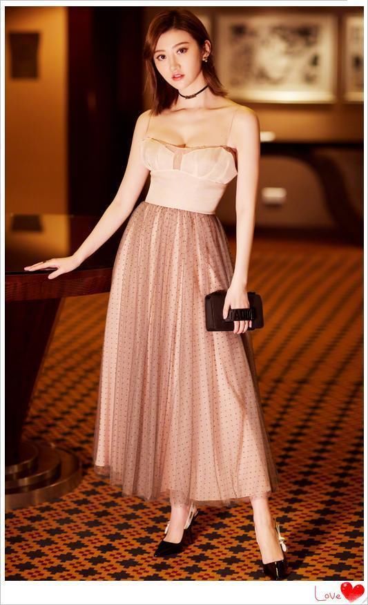 景甜真大胆!短裤竟敢反着穿,网友:这小粗腿被张继科“喂肥咯”