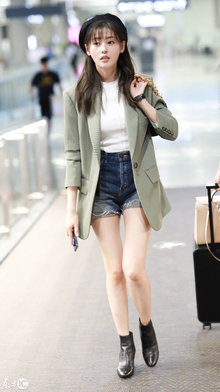 张天爱现身上海机场,西装搭配短裤和短靴,大腿又长又白!
