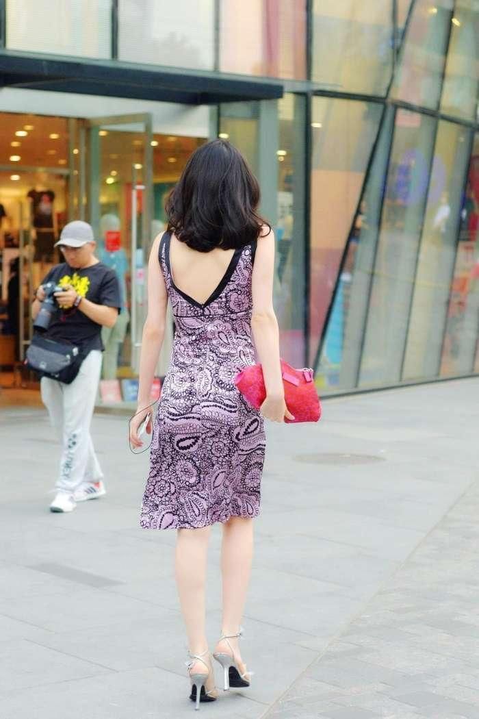 街拍美女:性感的紧身吊带裙,尽显诱人曲线身材!美过柳岩!