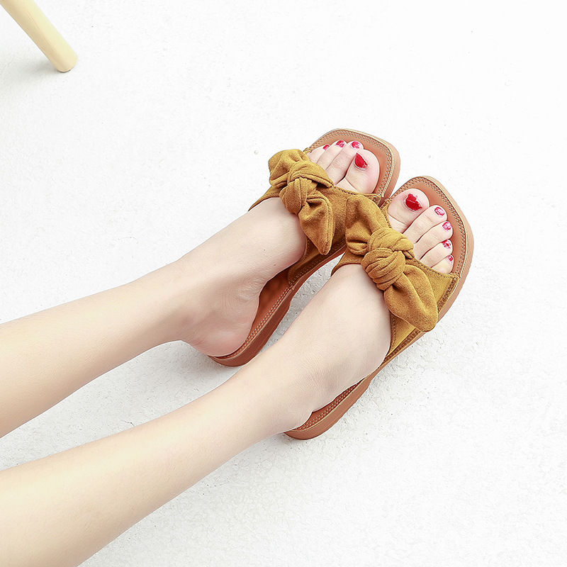 原来越多的女人都不穿高跟鞋了，今夏流行“原宿风”，清新显气质