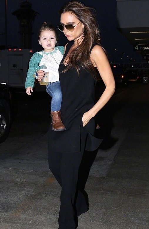 维多利亚贝克汉姆 贝嫂，厉害了!穿高跟鞋抱小七还能凹造型