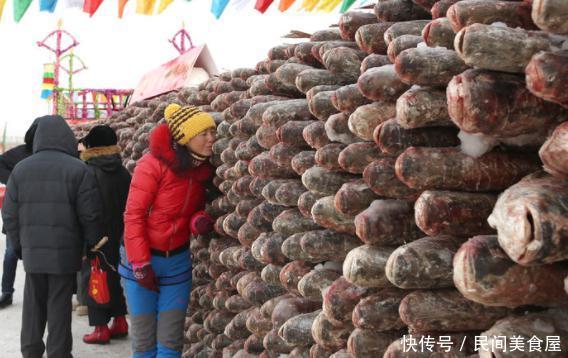 上千条鱼砌成的鱼墙，场面壮观，让人瘆得慌，游客纷纷拍照留念