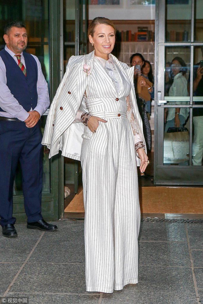 “S女王”布莱克莱弗利甩西装帅一脸 穿“扫地裤”拉高腰线和粉丝