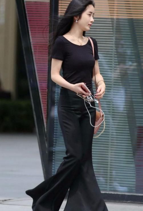  喇叭裤|街拍气质美女：紧身上衣加喇叭裤，看上去格外修长