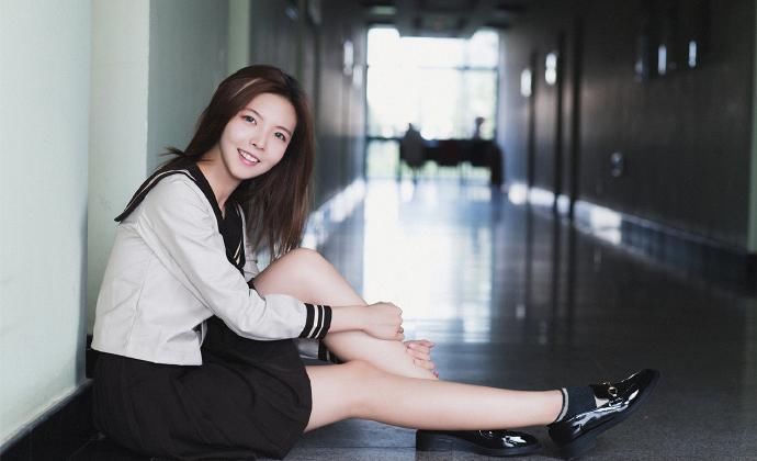 性感制服美女短裙美腿气质写真图片