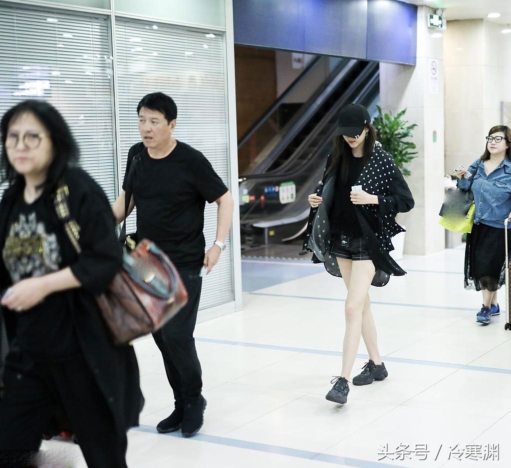 关晓彤打扮奇特亮相机场，大长腿被吐槽!网友:你到底是冷还是热