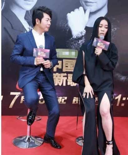 49岁那英本想凭一条开叉裤博眼球,当她坐下时,全场都尴尬