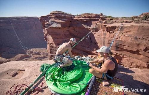 世界最惊险露营 百米悬崖间搭悬空帐篷