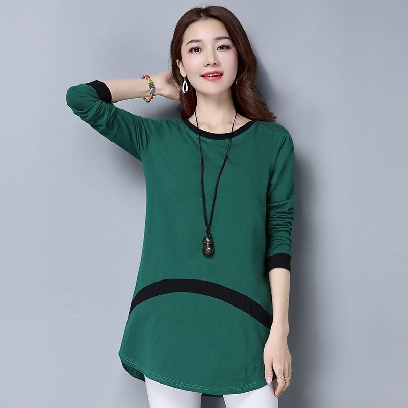 厉害了，小姐姐真会穿!出门“卫衣”搭短裙，显高显腿长，洋气炸