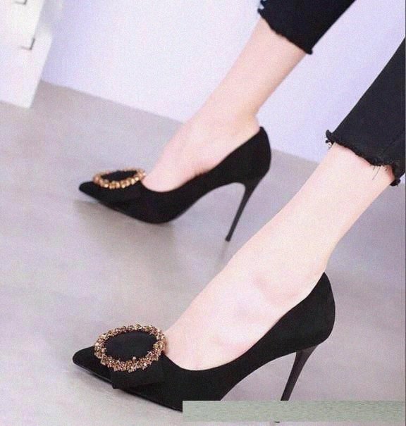 今年女人都中了尖头高跟鞋的“毒”，秀出白皙玉足，背影都美爆了