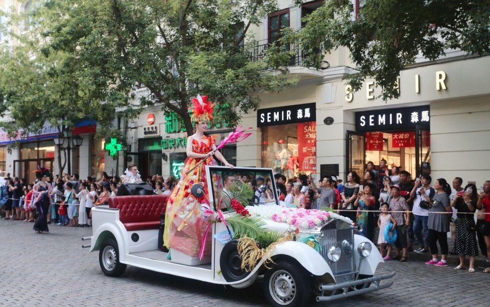 漂亮的哈尔滨姑娘不输俄罗斯，每到夏天满街大长腿怒放争艳