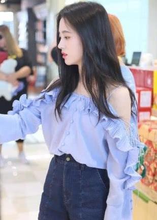 同为一米六身高小短腿,鞠婧祎和沈月机场照对比,差距不是一点点