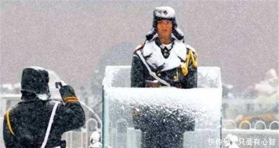 哨兵站岗时，为何两人持一枪？20多年前这个惨痛教训让人铭记