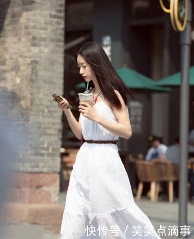  活力■街拍，女紧身背心配短裤，秀出长腿，休闲的穿搭，充满阳光活力