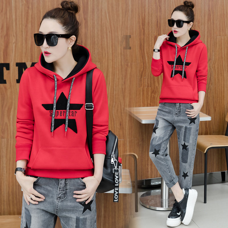 是跟真丝裙说拜拜时候了，今秋流行卫衣+短裤，走上街回头率爆表