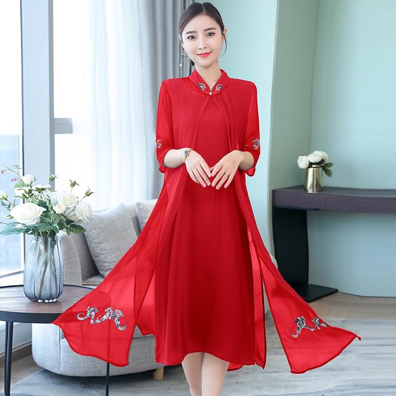 越南改良旗袍，勾画玲珑的身型曲线，让人一见钟情，好身材秀出来