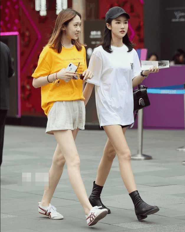 紧身裤简单的更具典雅韵味，把妹子的媚尽情绽放