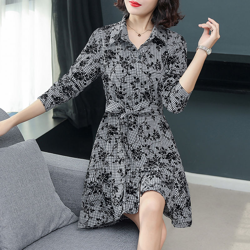 刚开卖一种高级印花秋裙，忒时髦显嫩，若六零后穿，一定美愈天人