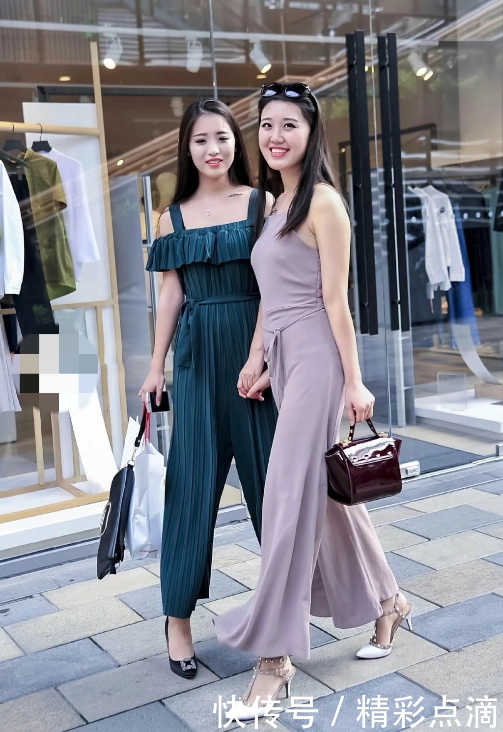  『美女』两位漂亮的美女，站立街头宛如一对姐妹花，性感优雅