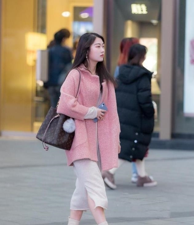 『美女』美女街拍:小姐姐穿上打底裤,身材曼妙,时尚又亮眼!