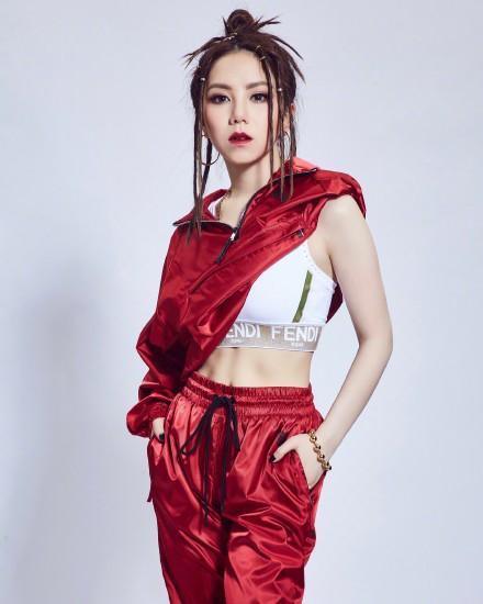 杨幂的彩色脏辫好时髦 Angelababy的也超俏皮