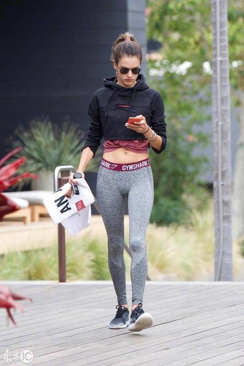 维密退休天使安布罗休上街炫腹，不忘运动变低头族