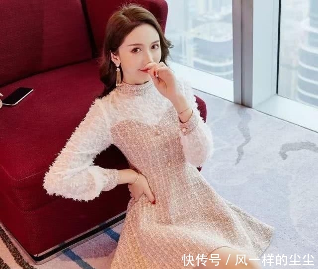 优雅：女人再美，别穿花枝招展！“小香风”春裙＋平鞋，衬得高雅又减龄