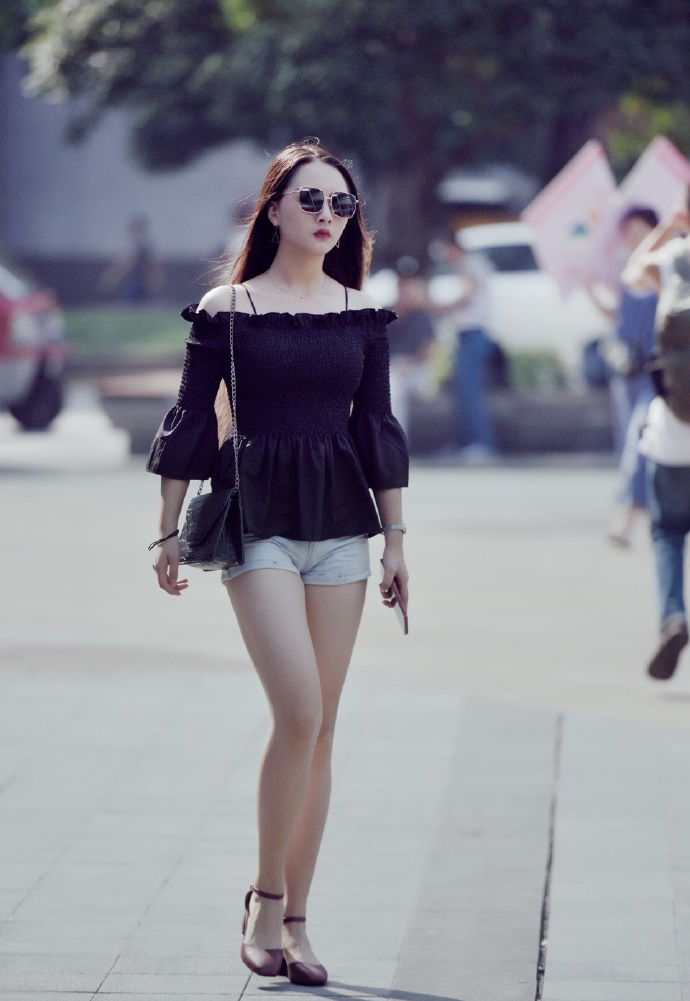 街拍北京:冷淡风格的穿搭参考，让你成为高傲的冰美人!