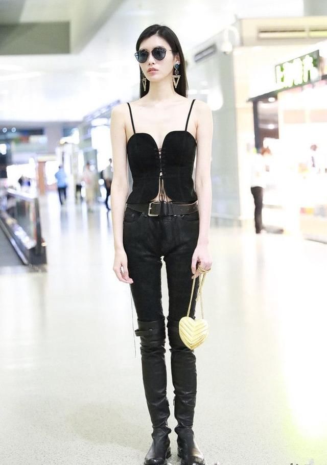 奚梦瑶这上衣感觉就像两块布拼着而已,网友:好怕发生尴尬的事!