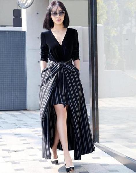 李菲儿又来机场作妖了！短裤只能遮住胯，网友：还好穿了打底裤！