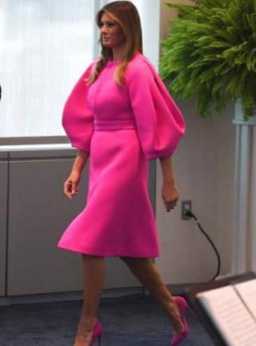 48岁美国“第一夫人”红裙现身，身材凹凸有致，不输37岁伊万卡!