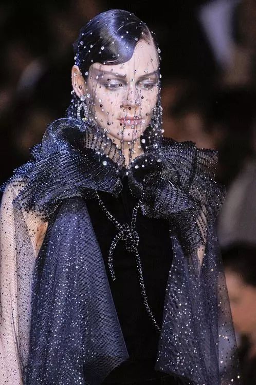 不谈衣服，时尚圈用哪些道具打造性感大片?