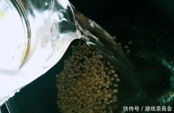  『柠檬薏仁水』它与柠檬一起吃，利水消肿，美白肌肤，相当于慢跑一小时！