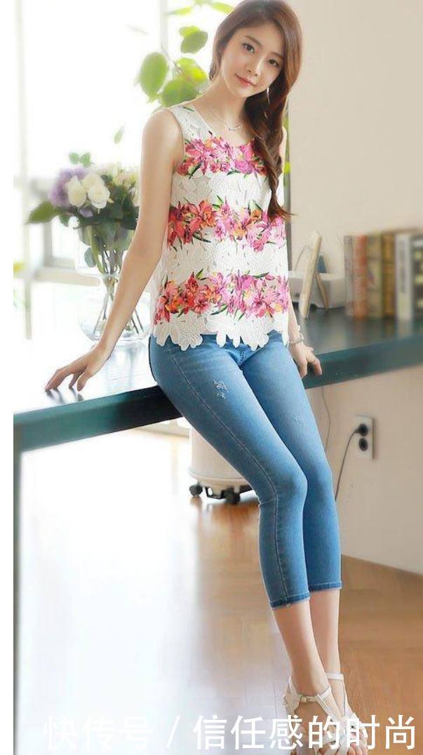 一条时尚的紧身牛仔裤，展示出女性浓浓的高贵气质！