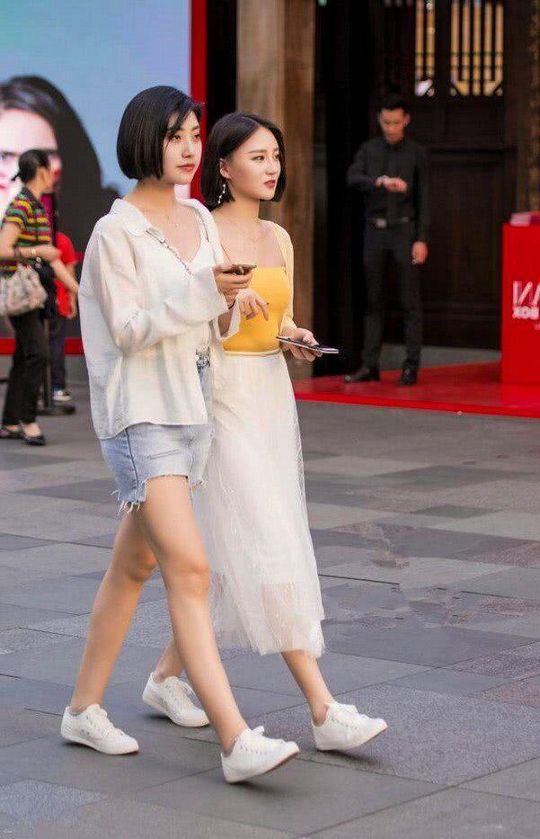  『身材』街拍：身材高雅的美女，休闲开衫搭配百褶裙，给人帅气唯美的气质感