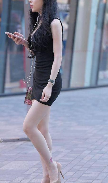 街拍：美女穿背心裙，展现“凹凸”的身材曲线，外在美更有看点！