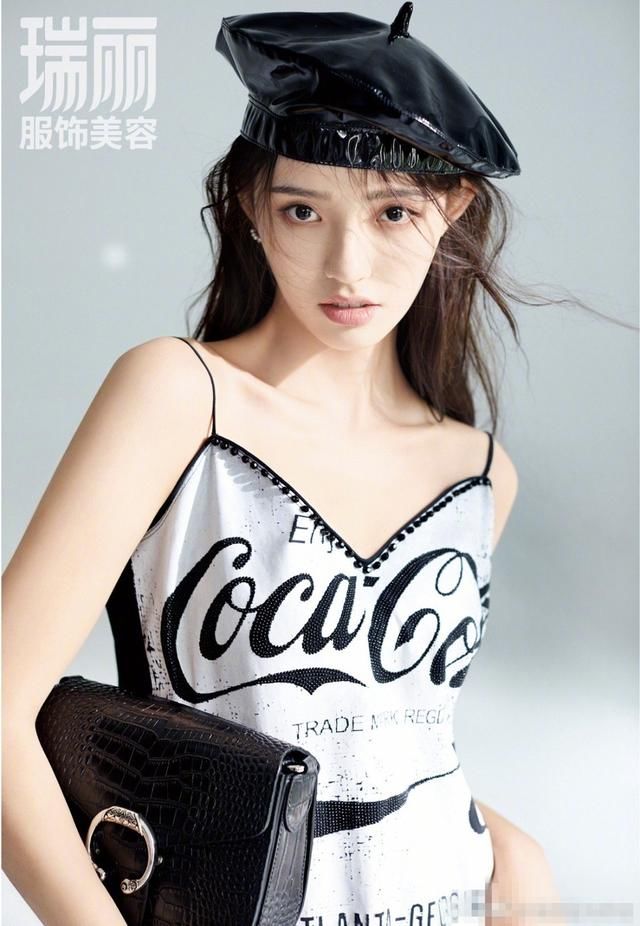 小仙女都这么穿！林允粉色纱裙露香肩惹人怜爱