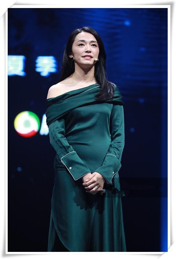 当何穗和姚晨同穿墨绿色露肩裙，网友:差距赶超买家秀和卖家秀!