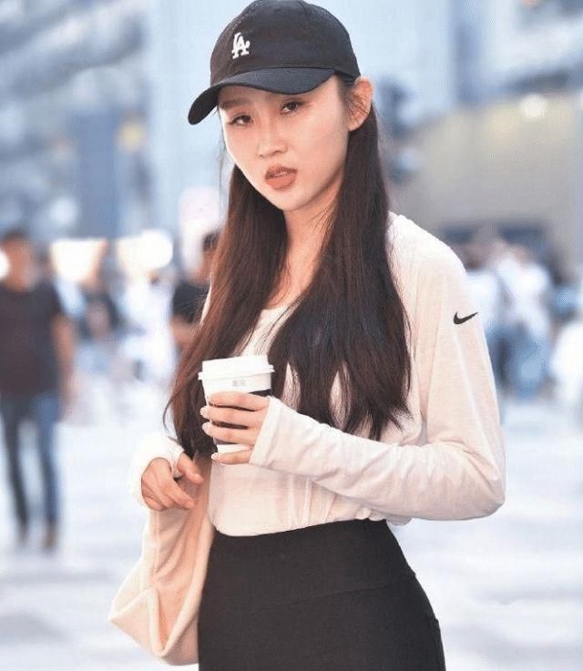 『显身材』路人街拍,美女精致时尚,穿灰色的吊带连衣裙,充满御姐范