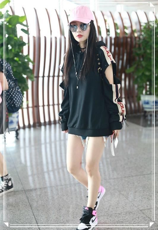 李小璐为扮嫩,36岁穿5岁甜馨的小短裤,网友:这腿秀的我给满分