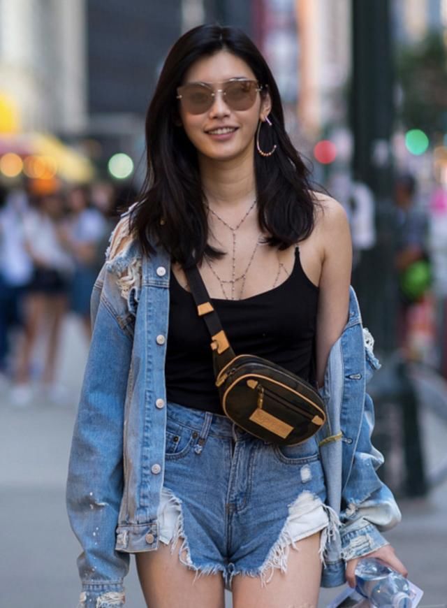 奚梦瑶穿“三角形”超短牛仔裤出街，网友:就是有点凸出来了!