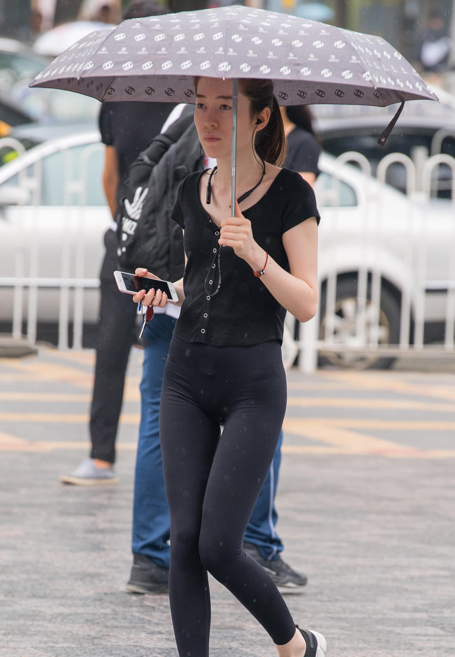 气质小姐姐一身黑色既能显得很成熟稳重，又能让身材显得比较纤瘦