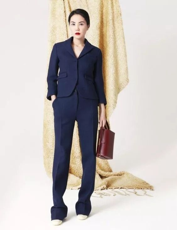 49岁王菲上综艺!红了这么多年还是气质精，时髦穿搭成范本