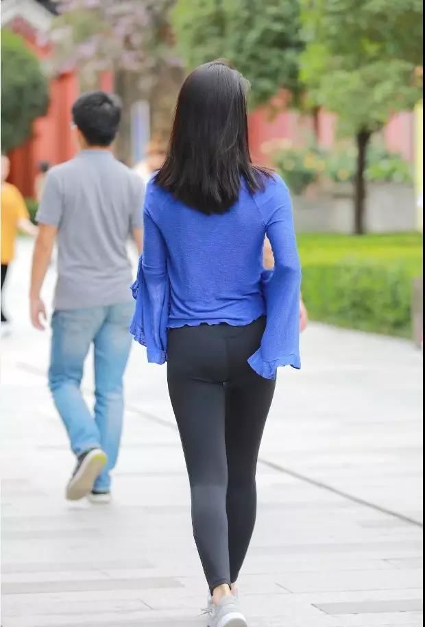 街拍：风韵甜美穿紧身瑜伽裤迷人性感的翘臀美妇